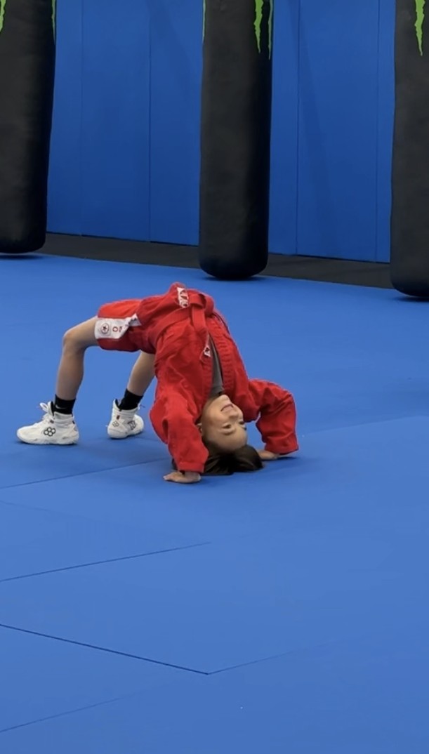 A student working flexibility