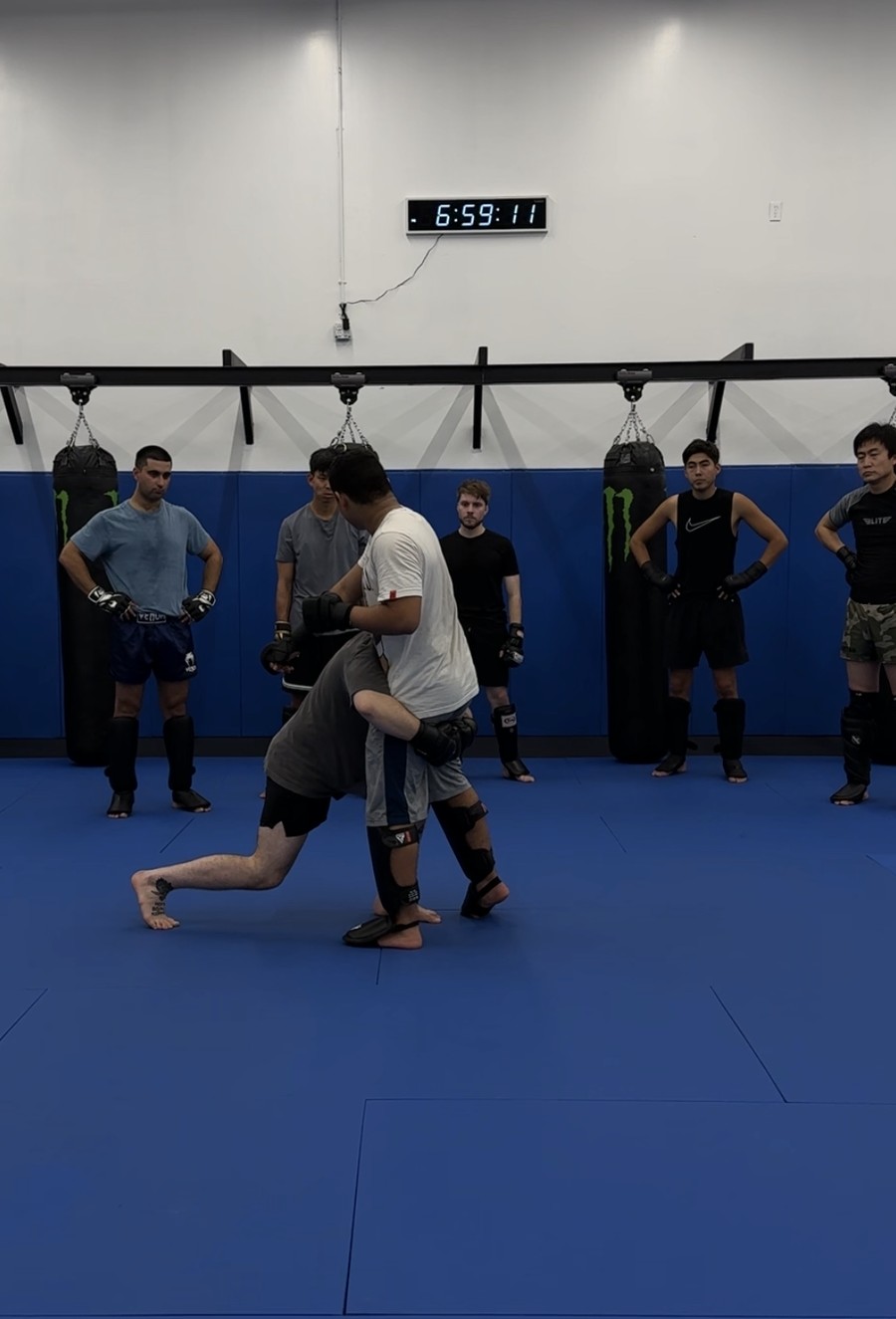 Sparring under the round clock